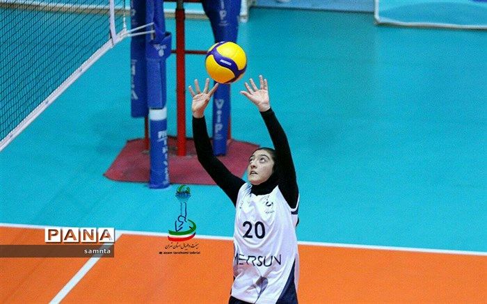 دیانا رشیدی دانش‌آموز منطقه ۴ به اردوی تیم ملی والیبال نوجوانان راه یافت