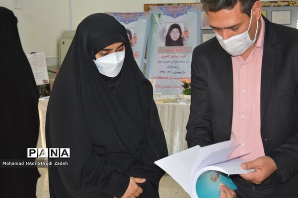 گرامیداشت هفته کتاب و کتابخوانی و آیین نواختن زنگ کتاب در دبیرستان مهشید مصلی نژاد ناحیه یک مشهد