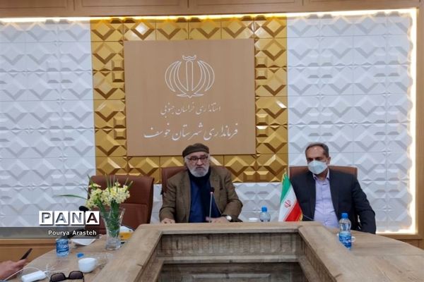 تقدیر از داریوش ارجمند هنرمند پیشکسوت سینما و تلویزیون در فرمانداری شهرستان خوسف