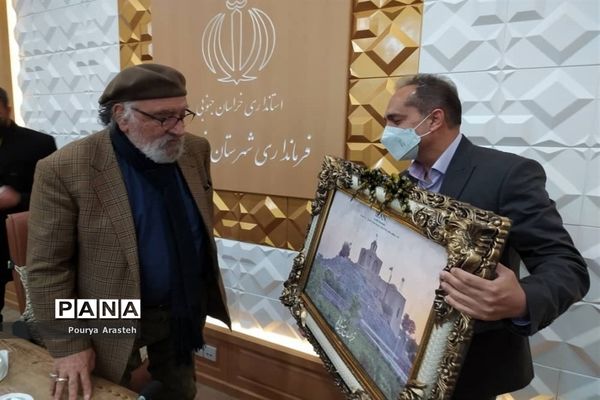 تقدیر از داریوش ارجمند هنرمند پیشکسوت سینما و تلویزیون در فرمانداری شهرستان خوسف