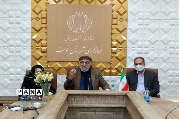 تقدیر از داریوش ارجمند هنرمند پیشکسوت سینما و تلویزیون در فرمانداری شهرستان خوسف