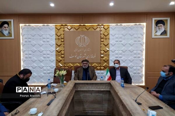 تقدیر از داریوش ارجمند هنرمند پیشکسوت سینما و تلویزیون در فرمانداری شهرستان خوسف