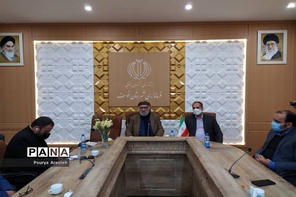 تقدیر از داریوش ارجمند هنرمند پیشکسوت سینما و تلویزیون در فرمانداری شهرستان خوسف