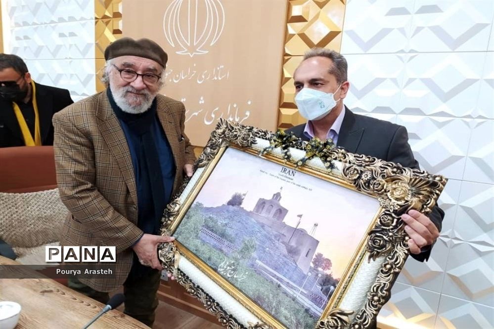 تقدیر از داریوش ارجمند هنرمند پیشکسوت سینما و تلویزیون در فرمانداری شهرستان خوسف