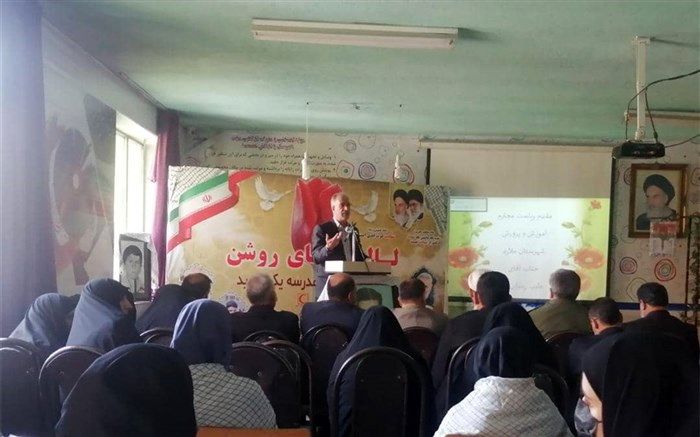 نواختن زنگ مقاومت در دبیرستان عصمت آموزش و پرورش ملارد