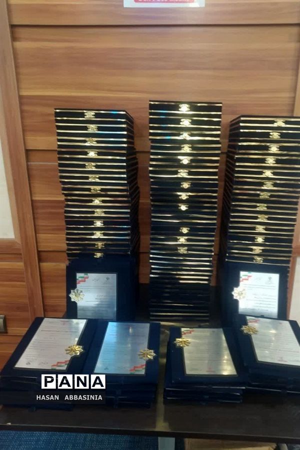 مراسم تقدیر از دانش‌آموزان سمپاد برگزیده در جشنواره کاپ استانی  قم