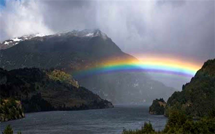 چرا رنگین‌کمان  نیم‌دایره است