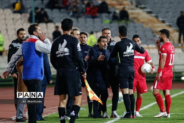 دیدار تیم‌های پرسپولیس و صنعت نفت آبادان