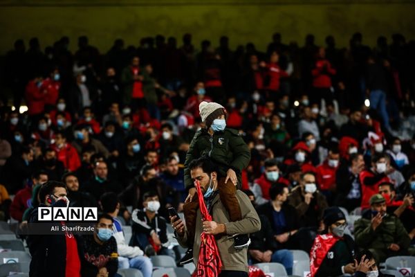 دیدار تیم‌های پرسپولیس و صنعت نفت آبادان