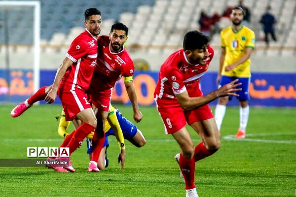 دیدار تیم‌های پرسپولیس و صنعت نفت آبادان