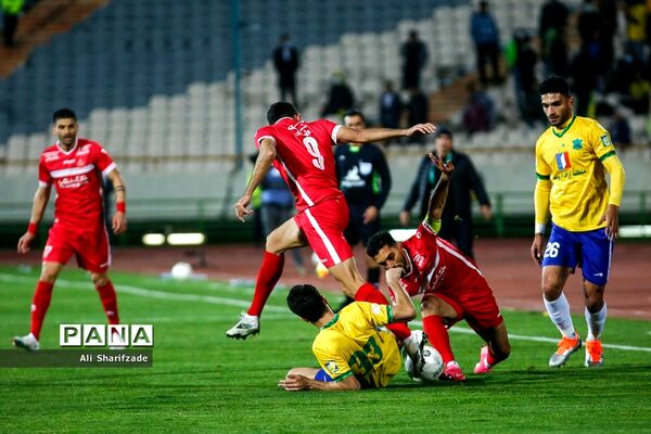 دیدار تیم‌های پرسپولیس و صنعت نفت آبادان