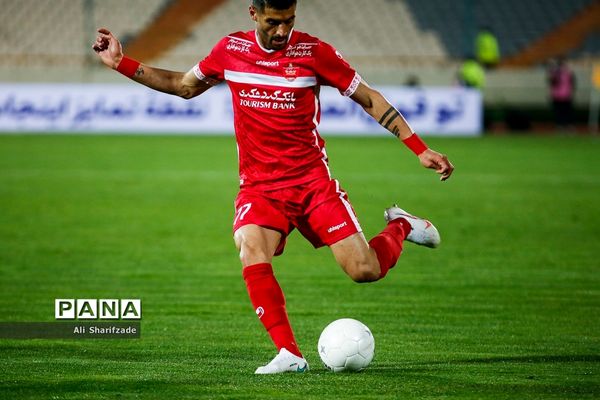 دیدار تیم‌های پرسپولیس و صنعت نفت آبادان