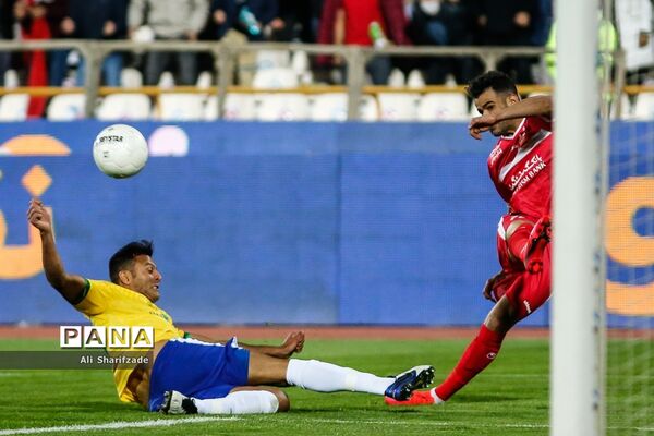 دیدار تیم‌های پرسپولیس و صنعت نفت آبادان