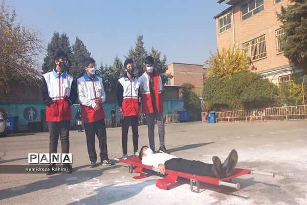 برگزاری مانور زلزله و اقدامات ایمنی در دبیرستان امام خمینی (ره) منطقه ۱۵