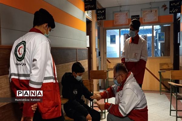 برگزاری مانور زلزله و اقدامات ایمنی در دبیرستان امام خمینی (ره) منطقه ۱۵