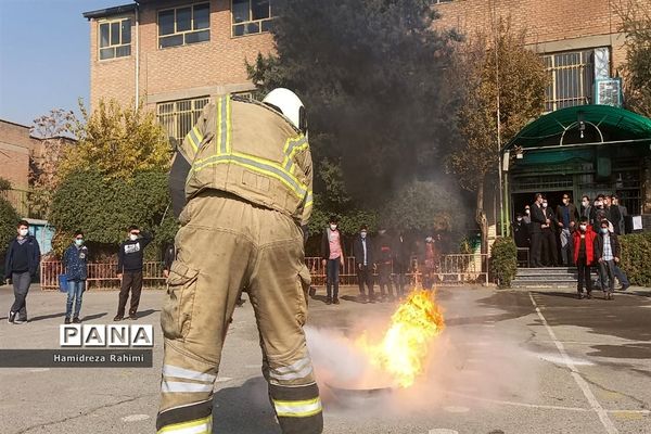 برگزاری مانور زلزله و اقدامات ایمنی در دبیرستان امام خمینی (ره) منطقه ۱۵