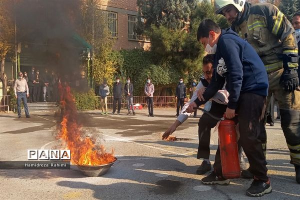 برگزاری مانور زلزله و اقدامات ایمنی در دبیرستان امام خمینی (ره) منطقه ۱۵