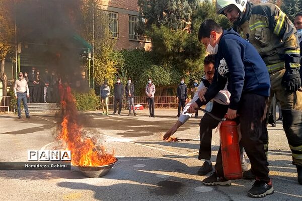 برگزاری مانور زلزله و اقدامات ایمنی در دبیرستان امام خمینی (ره) منطقه ۱۵