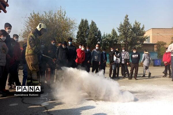 برگزاری مانور زلزله و اقدامات ایمنی در دبیرستان امام خمینی (ره) منطقه ۱۵