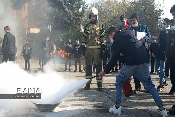 برگزاری مانور زلزله و اقدامات ایمنی در دبیرستان امام خمینی (ره) منطقه ۱۵