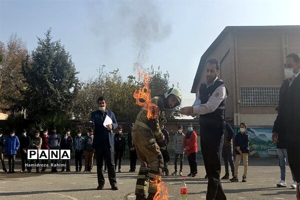 برگزاری مانور زلزله و اقدامات ایمنی در دبیرستان امام خمینی (ره) منطقه ۱۵