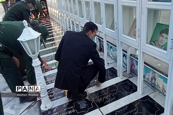 غبارروبی مزار مطهر شهدای کاشمر به مناسبت هفته بسیج