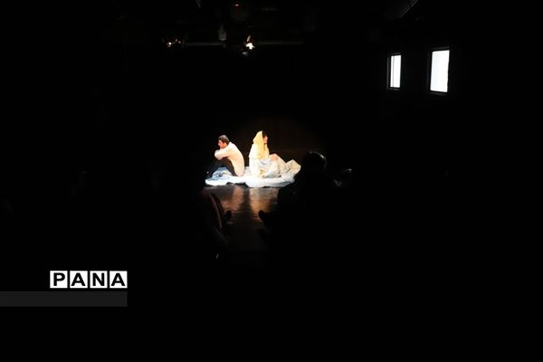 اجرای تئاتر «اندیشه‌های ابری دلتنگ»