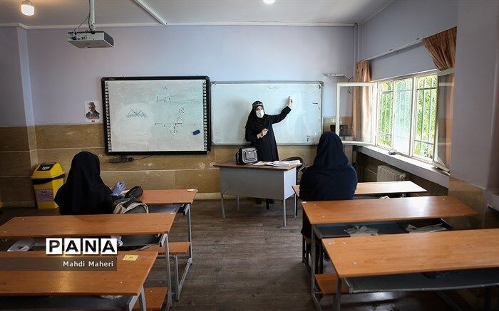 توصیه‌های کرونایی؛ برای افزایش حرکت هوا در کلاس درس می‌توان از پنکه استفاده کرد