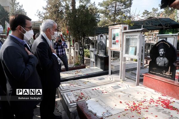 تجدید میثاق  وزیر آموزش و پرورش با امام راحل و شهدای هفتم تیر