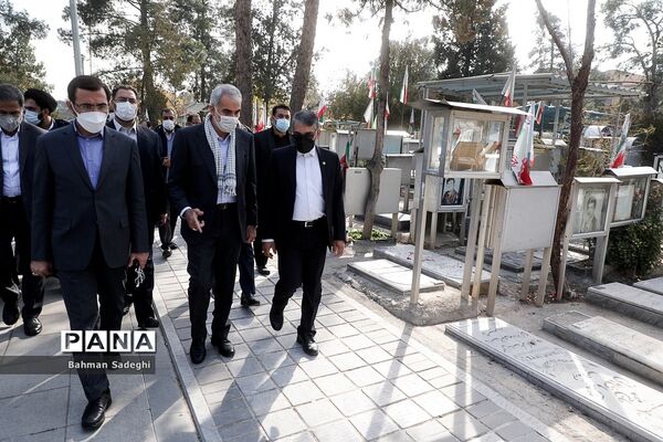 تجدید میثاق  وزیر آموزش و پرورش با امام راحل و شهدای هفتم تیر