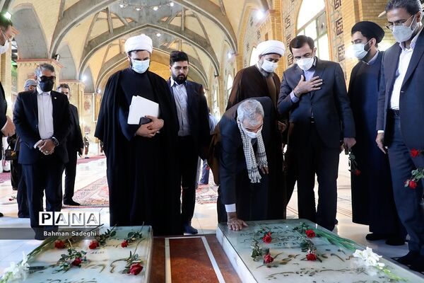 تجدید میثاق  وزیر آموزش و پرورش با امام راحل و شهدای هفتم تیر