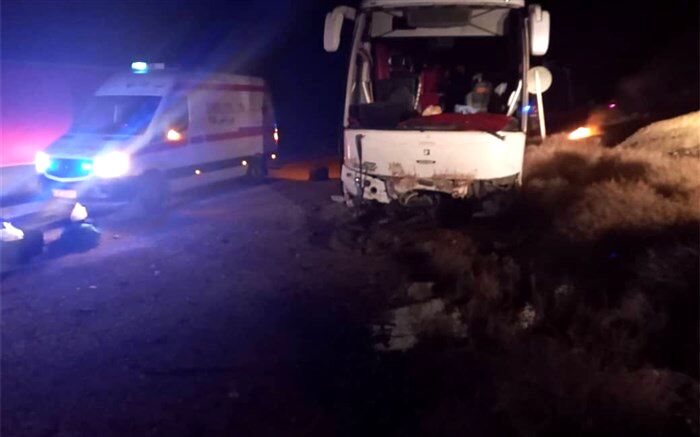 واژگونی اتوبوس در جاده مهریز؛ ۱۹ نفر مصدوم شدند