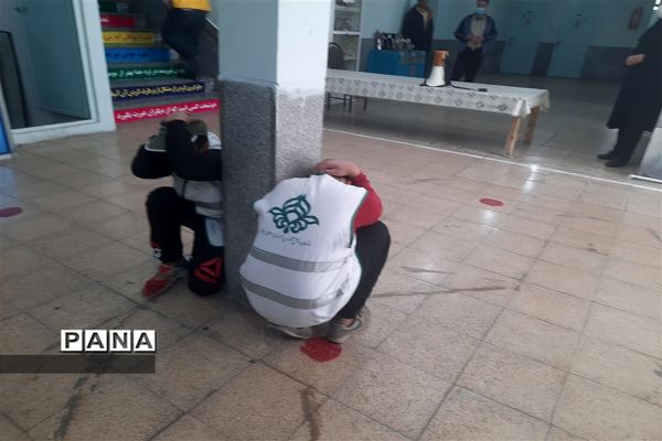 بیست و سومین مانور سراسری زلزله در دبستان جهاد منطقه ۱۷