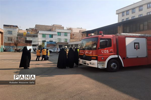 بیست و سومین مانور سراسری زلزله در دبستان جهاد منطقه ۱۷