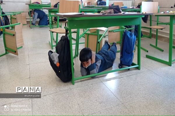 برگزاری مانور زلزله در مدرسه برکت شهرستان ورزنه