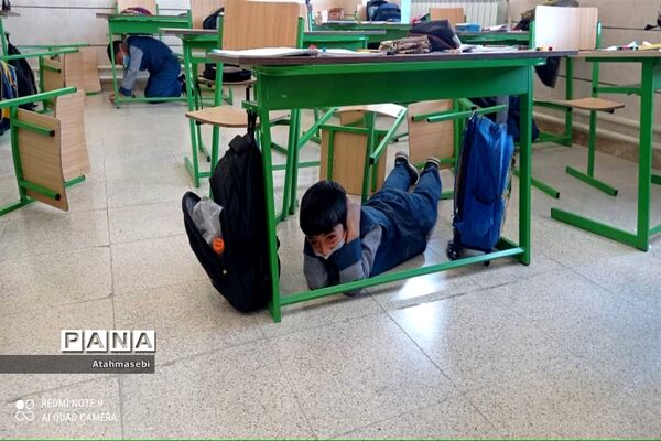 برگزاری مانور زلزله در مدرسه برکت شهرستان ورزنه