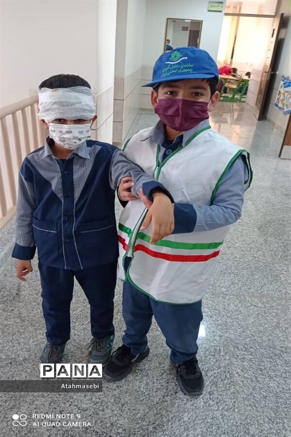 برگزاری مانور زلزله در مدرسه برکت شهرستان ورزنه