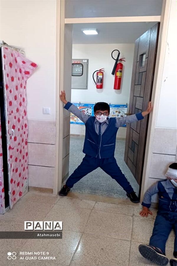 برگزاری مانور زلزله در مدرسه برکت شهرستان ورزنه