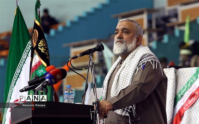 دانش‌آموزان بسیجی باید صنعت فناوری اطلاعات را فتح کنند