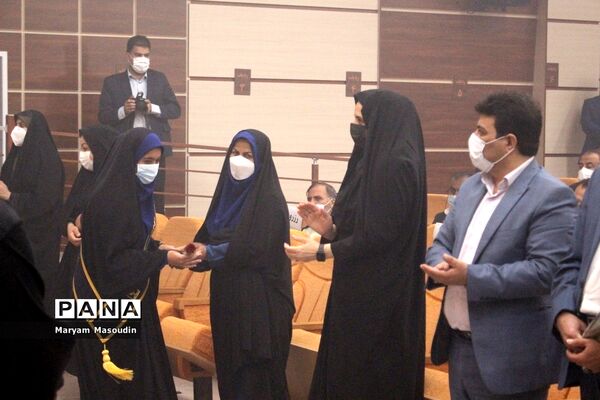 تجلیل از دانش‌آموزان تراز انقلاب اسلامی استان بوشهر