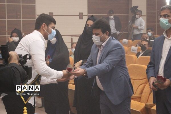 تجلیل از دانش‌آموزان تراز انقلاب اسلامی استان بوشهر