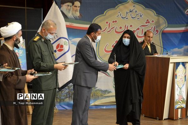 تجلیل از دانش‌آموزان تراز انقلاب اسلامی استان بوشهر