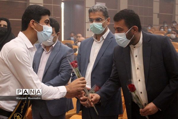 تجلیل از دانش‌آموزان تراز انقلاب اسلامی استان بوشهر