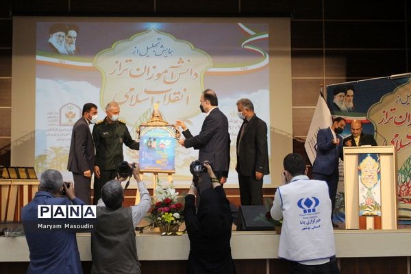 همایش تجلیل از دانش‌آموزان تراز انقلاب اسلامی استان بوشهر