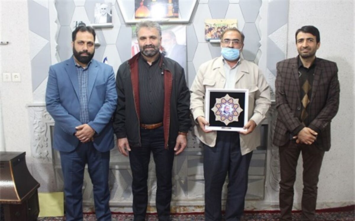 دیدار اصحاب رسانه قم با خانواده شهید «فخری زاده»
