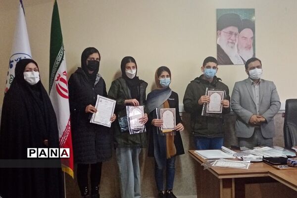 تجلیل از فرهنگیان و دانش‌آموزان برگزیده شهرستان پردیس در حوزه پرورشی
