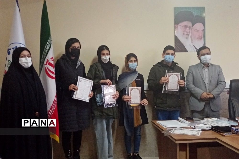 تجلیل از فرهنگیان و دانش‌آموزان برگزیده شهرستان پردیس در حوزه پرورشی