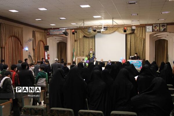 نشست هم‌اندیشی مربیان پیشتاز آران و بیدگل