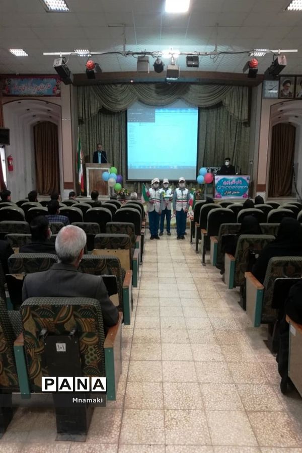 نشست هم‌اندیشی مربیان پیشتاز آران و بیدگل