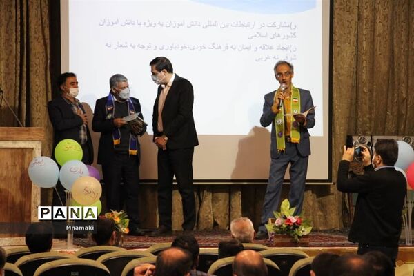 نشست هم‌اندیشی مربیان پیشتاز آران و بیدگل